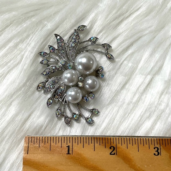 Brooch Silver Tone and Faux Pearl Brooch With Crystals New - Picture 4 of 6